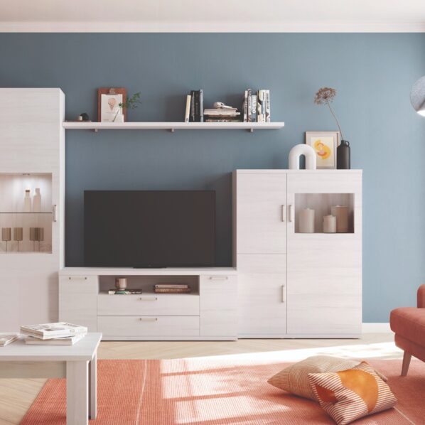 Mueble de salón blanco con vitrinas