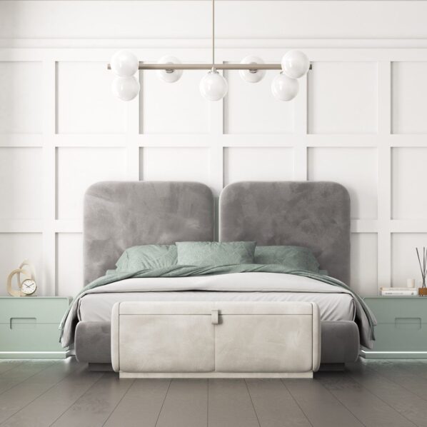 Conjunto de dormitorio moderno con cabecero gris de terciopelo, mesitas verde menta iluminadas y baúl crema