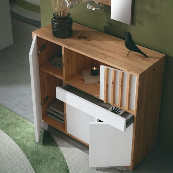 Aparador de diseño nórdico en madera y blanco sobre pared verde oscuro en un recibidor moderno.
