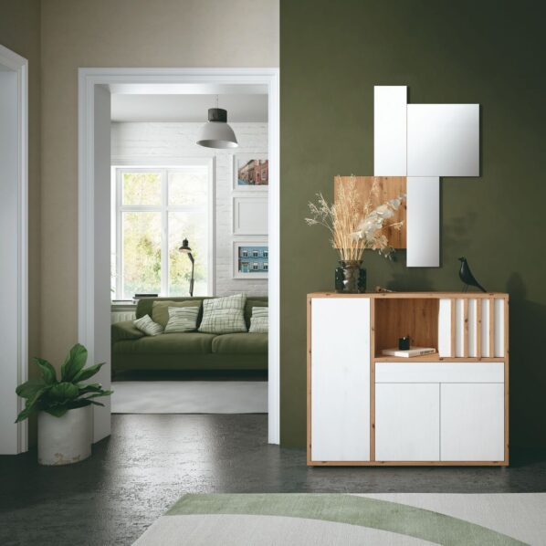 Aparador de diseño nórdico en madera y blanco sobre pared verde oscuro en un recibidor moderno.