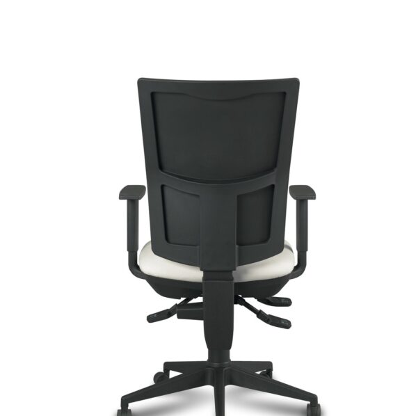 Silla de escritorio ergonómica tapizada en blanco con estructura y base negra.