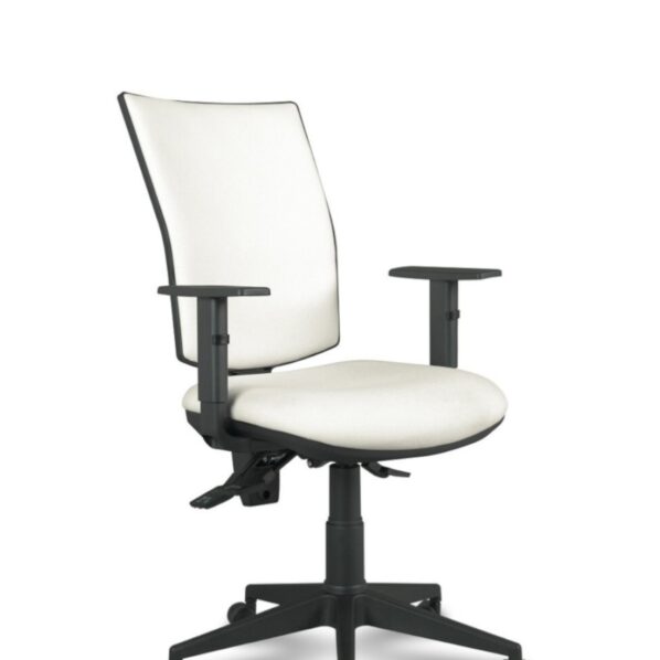 Silla de escritorio ergonómica tapizada en blanco con estructura y base negra.