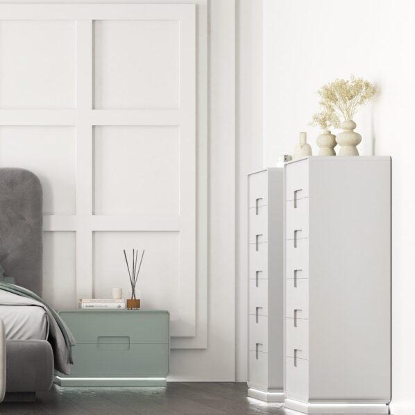 Conjunto de dormitorio moderno con cabecero gris de terciopelo, mesitas verde menta iluminadas y baúl crema